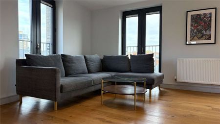 Two bed upper floor apartment with parking - Photo 3