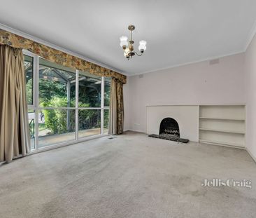 Spacious Five Bedroom Family Home in a Prime Location - Photo 1