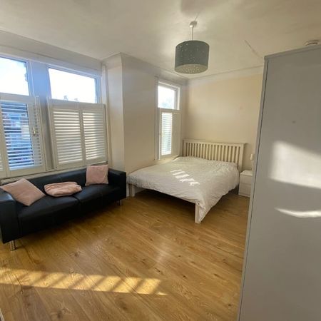 Room in a Shared House, Merton Road, SW18 - Photo 3