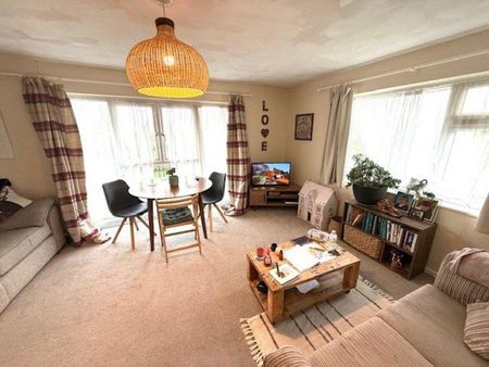 3 bedroom flat to rent - Photo 2