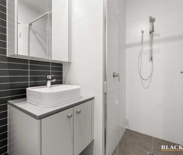Charming Two Bedroom Townhouse In Prime Location - Photo 6