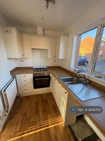 2 bedroom terraced house to rent - Photo 2