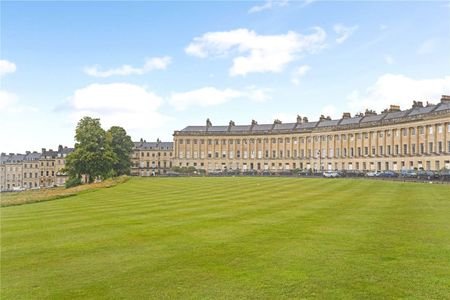 An impressive Grade I listed ground floor flat, located in one of Bath's most prestigious addresses with wonderful views across the crescent lawns. - Photo 4