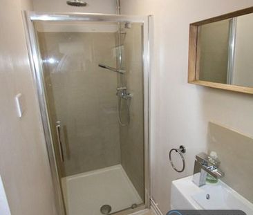4 bedroom end of terrace house to rent - Photo 4