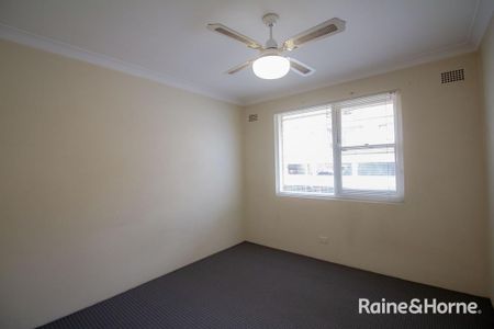 Well Presented 2 Bedroom Unit in a Central Location! - Photo 2