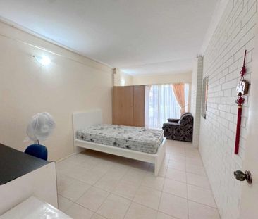 Spacious Self-Contained 2-Bedroom Unit (Downstairs) - Photo 2