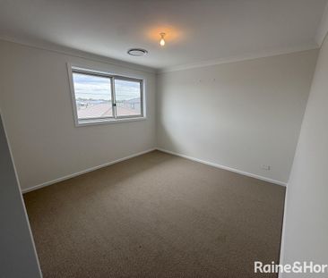 Modern Five-Bedroom Family Home - Photo 5