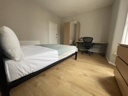 4 bedroom end of terrace house to rent - Photo 3