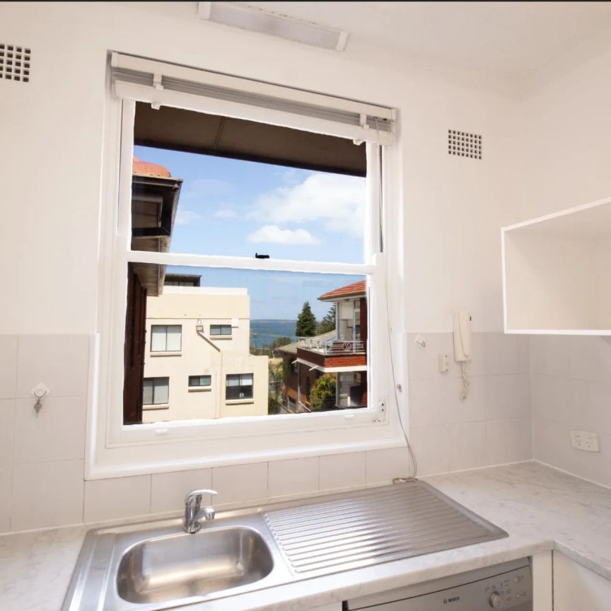 Spacious Top Floor Unit- Walk to Beach and Shops - Photo 1