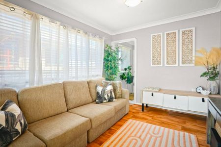 Beautiful 3 Bedroom Cottage Style Home with Swimming Pool - Available Now! - Photo 3