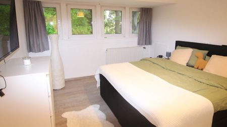 Attraktive 3-Zimmer-Obergeschosswohnung in einem Zweifamilienhaus auf eingegrüntem Grundstück - Photo 2