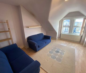 Price £1,700 pcm - Available 03/11/2026 - Part Furnished - Photo 1