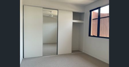 BEAUTIFUL - Brand New Villa, in Hope Island! WATERFRONT LIVING AT ITS FINEST! - Photo 5