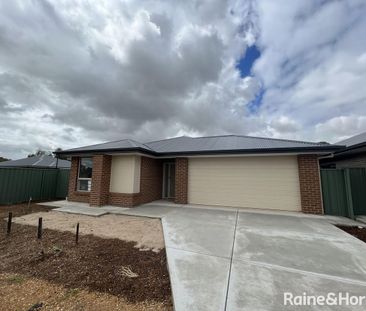 Four Bedroom Home in Evanston Gardens! - Photo 2