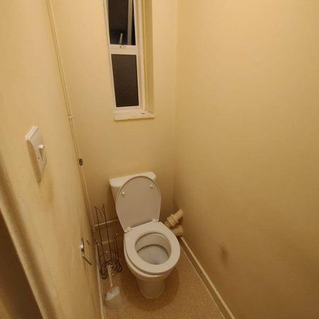 1 bedroom in a flat share to rent - Photo 4