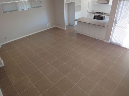 Spacious 3-Bedroom Home for Rent in Charming Rivervale&excl; - Photo 3