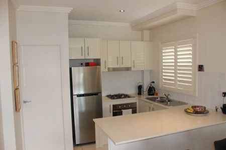 “Light filled Townhouse!” - Photo 2