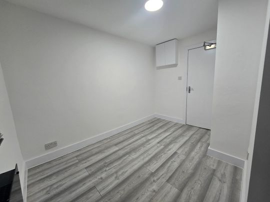 Studio Flat, Burlington Gardens, W3 - Photo 1