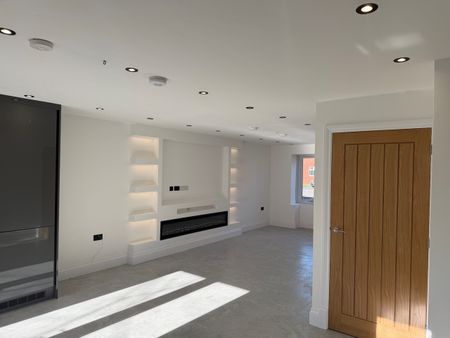 4 Bed Semi-Detached House, Swallow Drive, LS17 - Photo 3