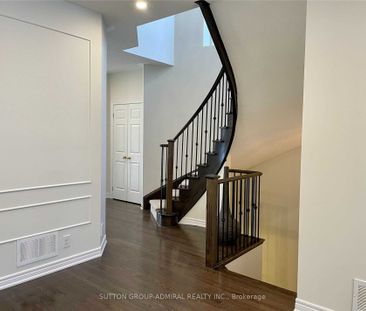 Townhouse For Lease | N8146022 - Photo 4