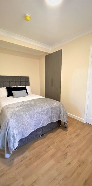 Room in a Shared House, Bath Road, TW4 - Photo 1