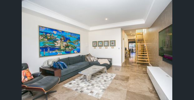 Chic and Stylish - Photo 1