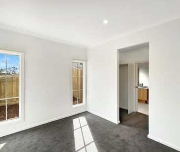 🏡 Brand New 4-Bedroom House in Eynesbury - $350pw - Photo 3