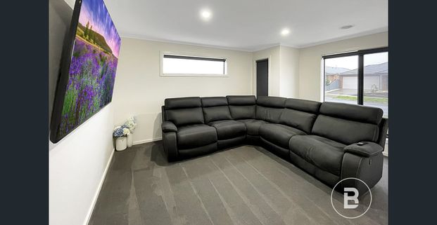 LUXURIOUS FOUR BEDROOM HOME IN POPULAR ALFREDTON - Photo 1