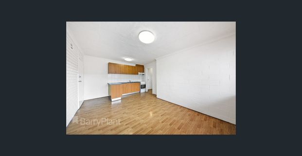 Convenient & Comfortable 2-Bedroom Ground Floor Apartment in prime Location - Photo 1