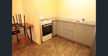 3-Bedroom Ground Floor Apartment - Photo 2