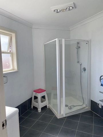 3 Bedroom House With Ample Parking Space - Photo 3