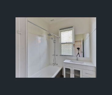 Charming & Well-Presented Home in Central Newtown - Photo 3