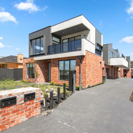 Modern Townhouse - Photo 4