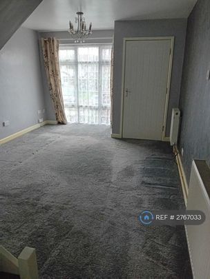 4 bedroom end of terrace house to rent - Photo 1