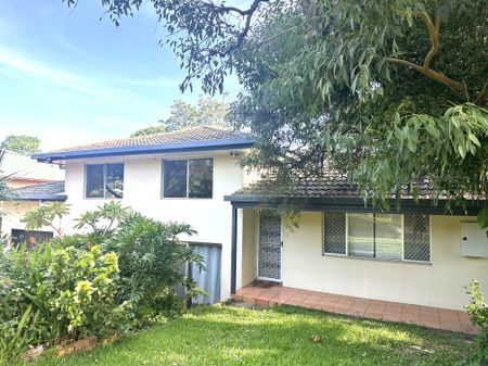 22 Wistaria Avenue, Southport QLD 4215 - Photo 5