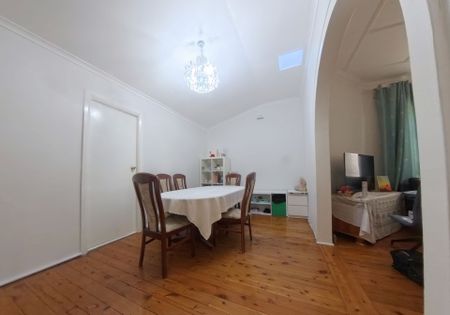 New Renovated 4 Spacious Bedrooms with Sunroom - Photo 2