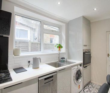 3 bedroom ground floor flat to rent - Photo 6