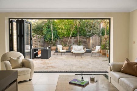 5 bedroom semi-detached house to rent - Photo 2