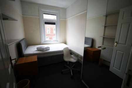 5 Bed Terraced House, Springfield Avenue, BS7 - Photo 3