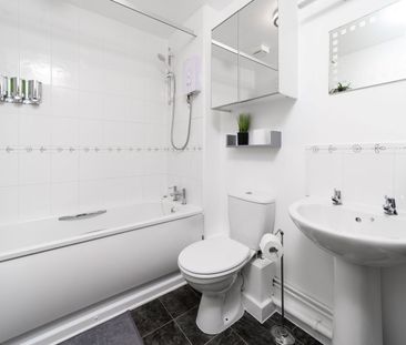 2 Bed Flat, Bursledon Road, SO19 - Photo 2