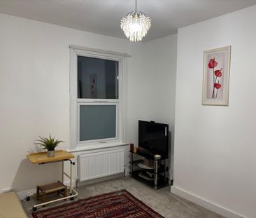 Ensuite room close to ilford station ideal for working female- £700... - Photo 2