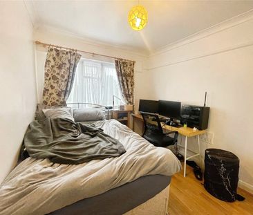 Harvest Road, Englefield Green, Egham, Surrey, TW20 0QS - Photo 3