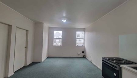Newtown three-bedroom apartment - Photo 5