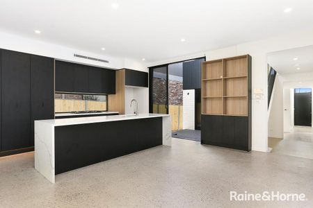 Modern 4 bedroom home - Photo 3