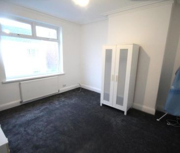 3 bedroom end of terrace house to rent - Photo 2