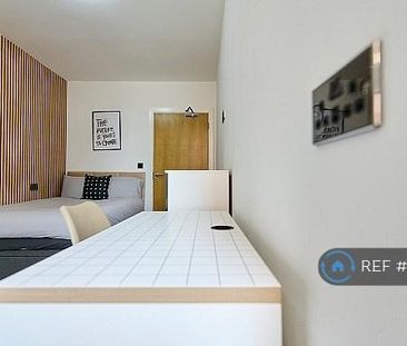 1 bedroom in a flat share to rent - Photo 3