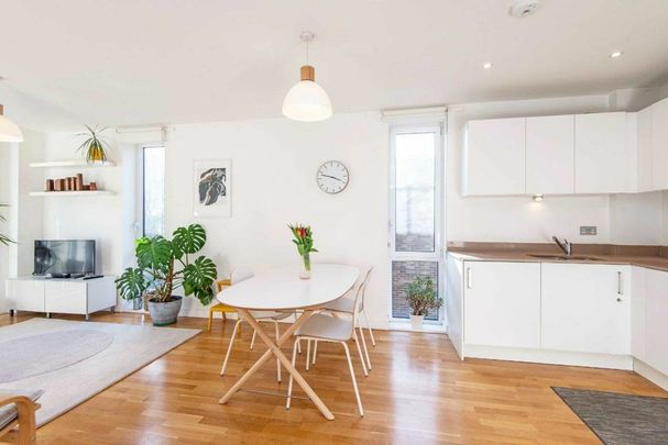 Trafalgar Gardens, Stepney Green, E1 - Photo 1