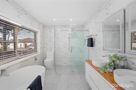 SPACIOUS AND BRIGHT 3 BEDROOM FAMILY HOME WITH 3 LIVING AREAS - Photo 4