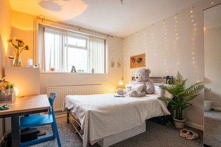 Modern and spacious five bedroom house on Coburn Street - Photo 4