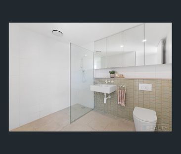 Stunning top floor apartment - Photo 1